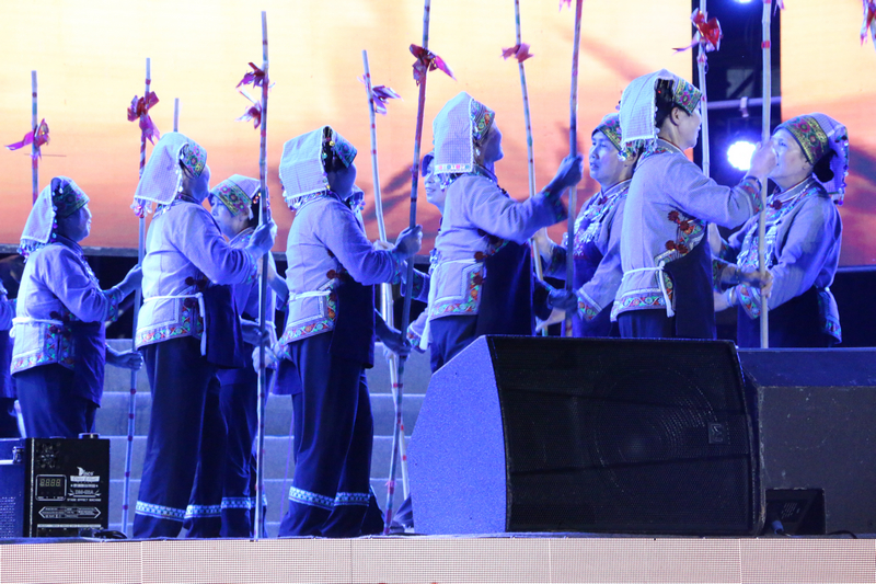 民族服饰走秀。